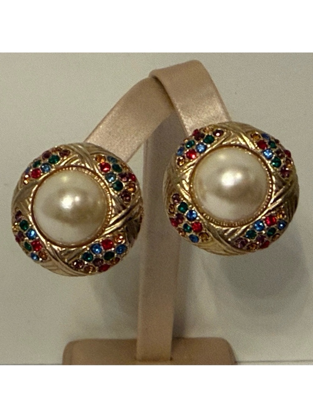VINTAGE EARRINGS WHITE DOME FAUX PEARL GOLD TONE BASKETWEAVE MULTI CRYSTAL CLIP
